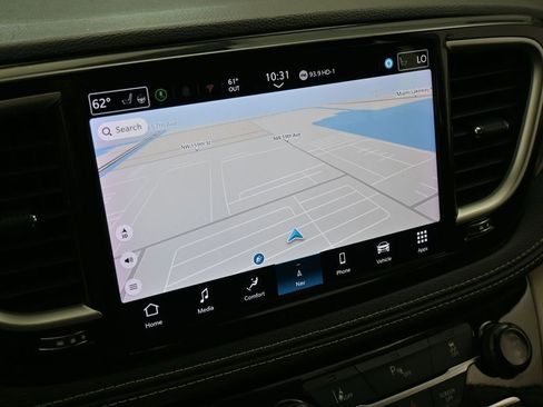 Used 2024 Chrysler Pacifica Select image 23