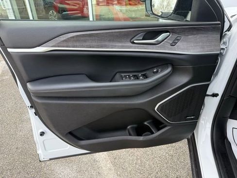 Used 2022 Jeep Grand Cherokee L Limited image 15