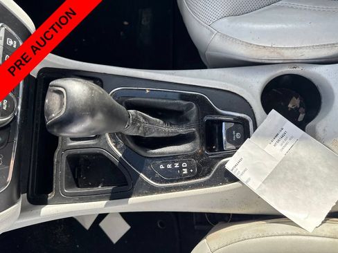 Used 2019 Jeep Cherokee Limited FWD image 33