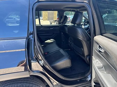 Used 2023 Jeep Grand Cherokee Altitude AWD/4WD image 11