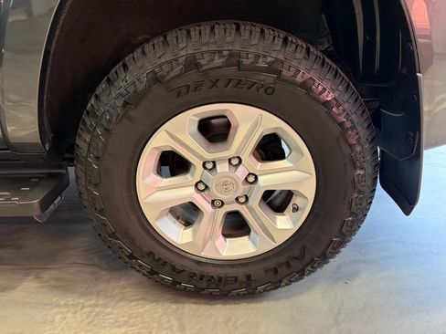 Used 2017 Toyota 4Runner SR5 AWD/4WD image 33