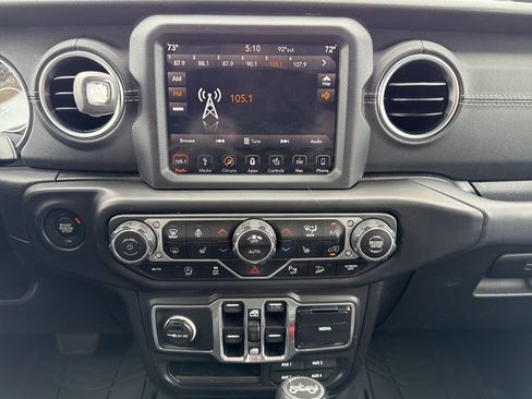 Used 2018 Jeep Wrangler Unlimited Sahara AWD/4WD image 15