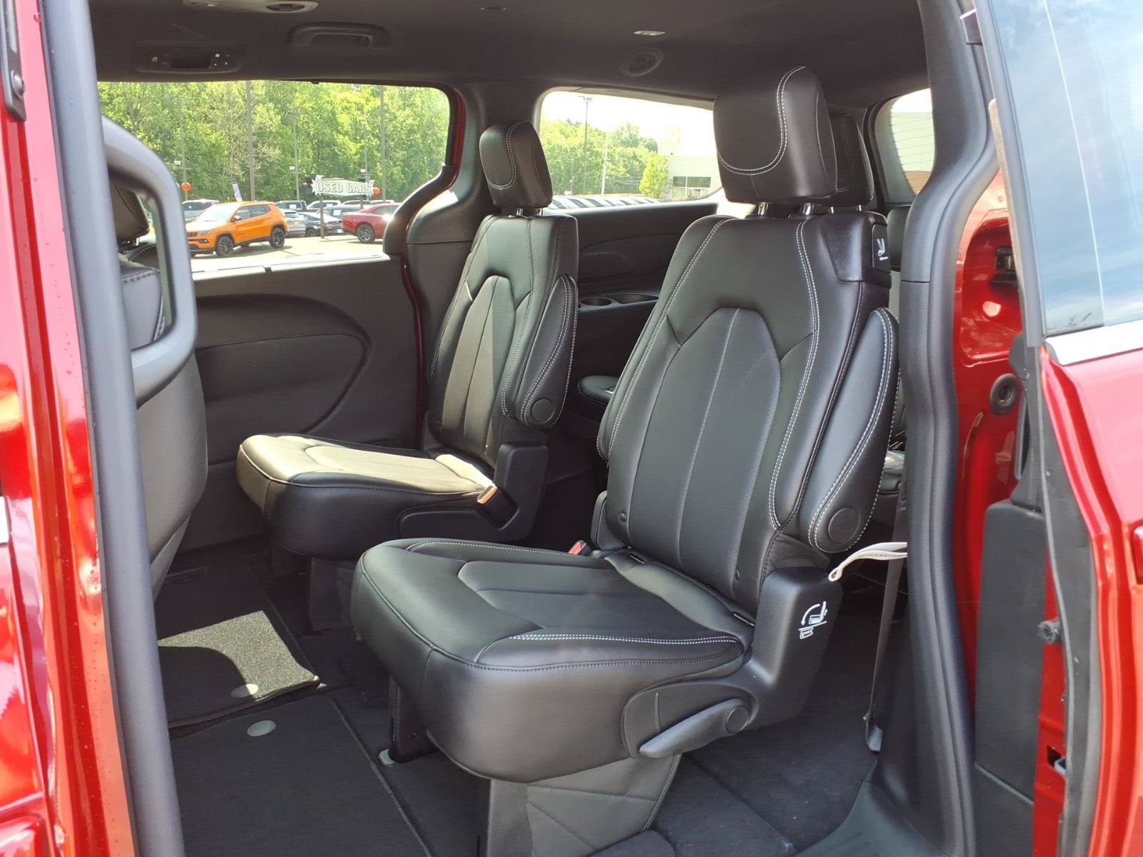 New 2027 Chrysler Pacifica Select FWD image 28