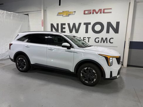 Used 2025 Kia Sorento S AWD/4WD image 2