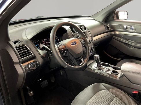 Used 2018 Ford Explorer XLT FWD image 17