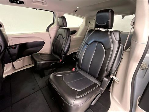 Used 2023 Chrysler Pacifica Touring-L image 19