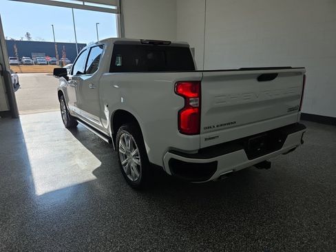 Used 2022 Chevrolet Silverado 1500 High Country w/ Technology Package image 3