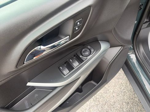 Used 2025 Chevrolet Trax LS w/ LS Convenience Package FWD image 12