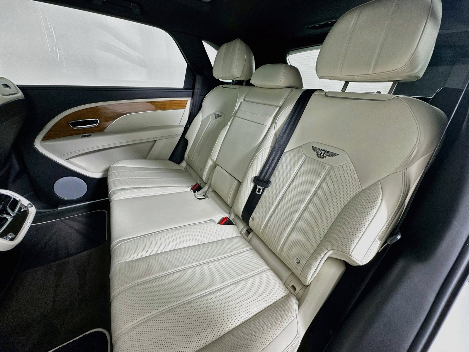 Certified 2023 Bentley Bentayga Extended Wheelbase AWD/4WD image 24