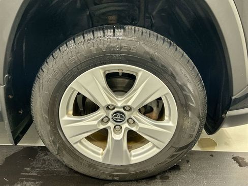 Used 2019 Toyota RAV4 XLE w/ Convenience Package image 8