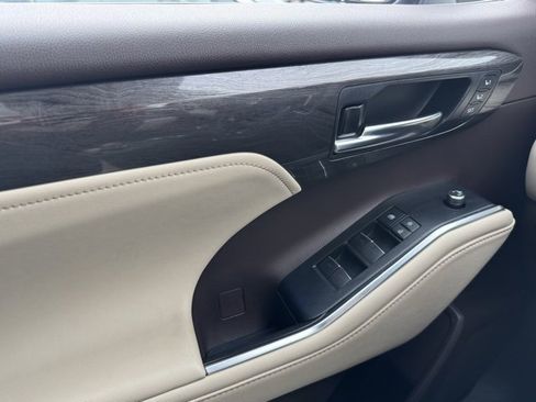 Certified 2022 Toyota Highlander Platinum image 37