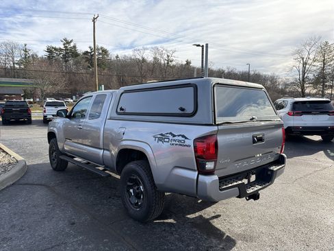 Used 2020 Toyota Tacoma SR image 8
