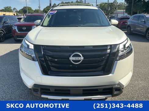 Used 2023 Nissan Pathfinder SL w/ Black Appearance Package FWD image 10