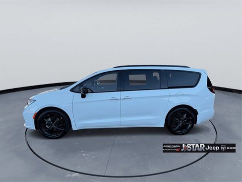 New 2026 Chrysler Pacifica Limited image 4