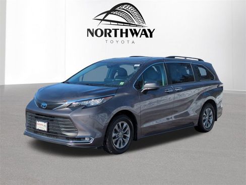 Used 2022 Toyota Sienna XLE image 6