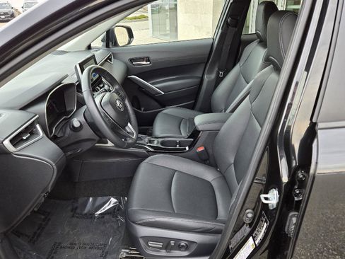Used 2025 Toyota Corolla Cross XLE AWD/4WD image 4