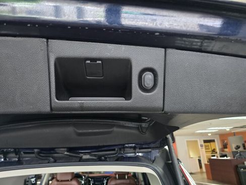 Used 2018 Cadillac Escalade Premium Luxury AWD/4WD image 36