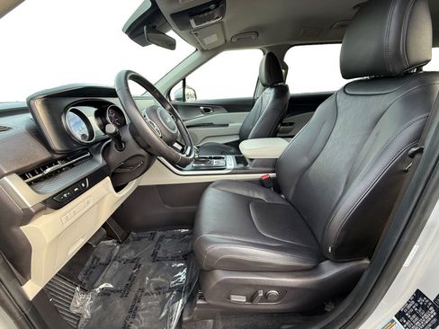 Used 2022 Kia Carnival LX image 9