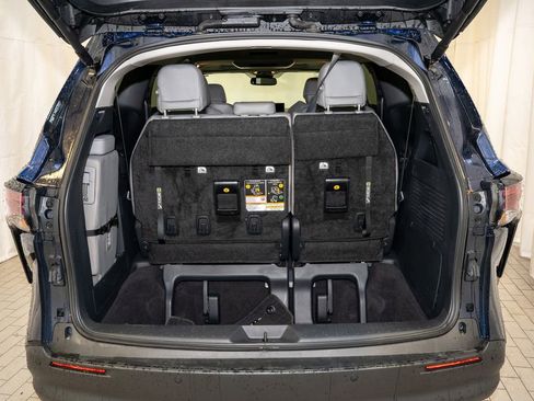 Used 2025 Toyota Sienna XLE image 5