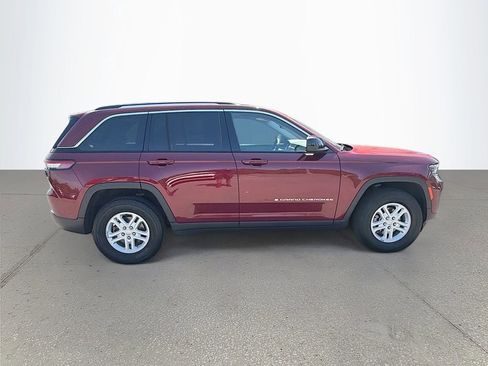 Used 2024 Jeep Grand Cherokee Laredo AWD/4WD image 3