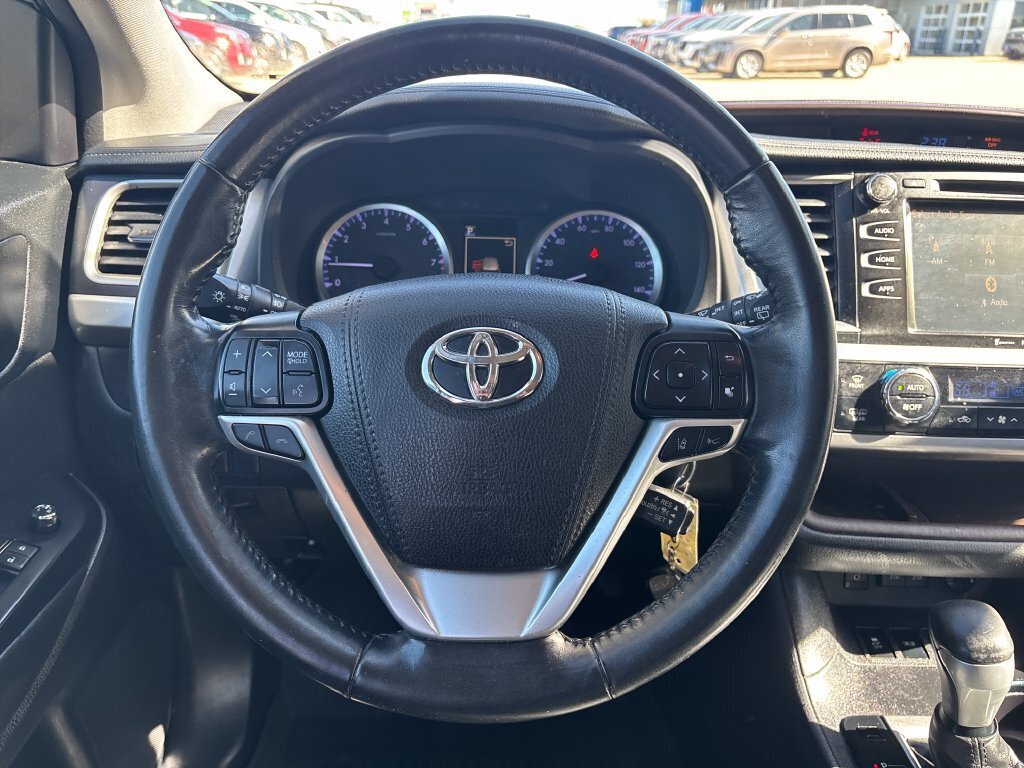 Used 2018 Toyota Highlander Plus AWD/4WD image 14