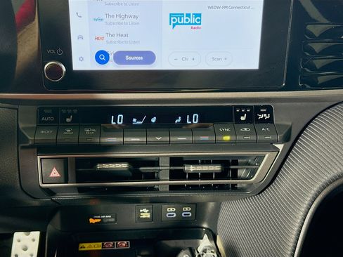 Used 2026 Toyota Camry Hybrid FWD image 17