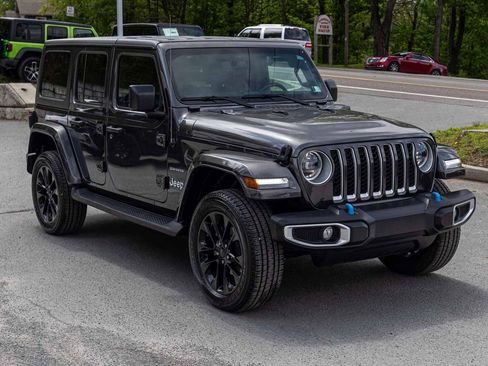 Used 2023 Jeep Wrangler Unlimited Sahara w/ Cold Weather Group AWD/4WD image 3