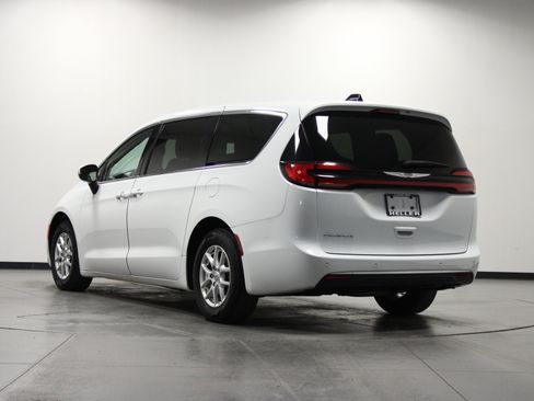 Used 2023 Chrysler Pacifica Touring-L FWD image 6