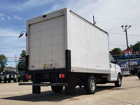 Used 2017 Chevrolet Express 3500 RWD image 3