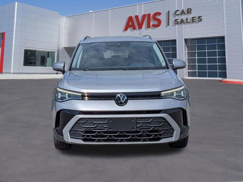 Used 2025 Volkswagen Taos SE FWD image 2