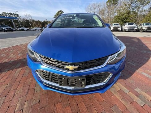Used 2017 Chevrolet Cruze LT image 2