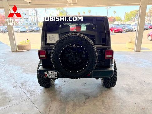 Used 2018 Jeep Wrangler Unlimited Sahara w/ Uconnect 4C Nav & Sound Group AWD/4WD image 4