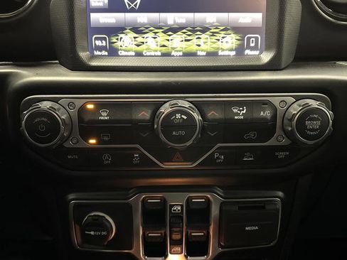 Used 2022 Jeep Gladiator Overland image 18