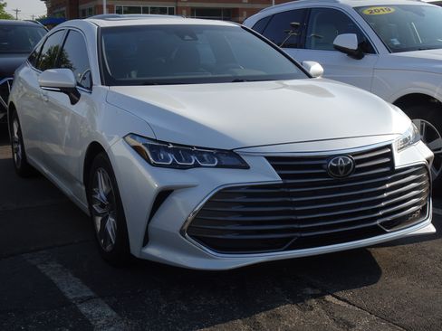 Used 2021 Toyota Avalon XLE w/ Moonroof Package FWD image 3