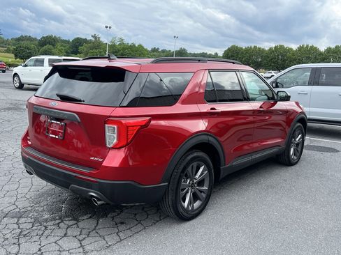 Used 2022 Ford Explorer XLT w/ Equipment Group 202A image 6