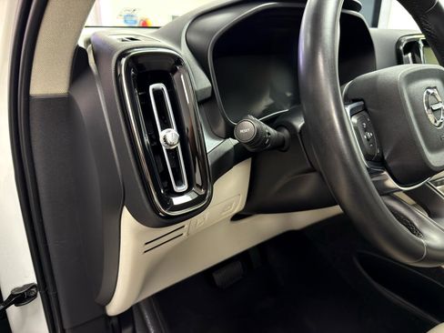 Used 2022 Volvo XC40 T5 Momentum image 16
