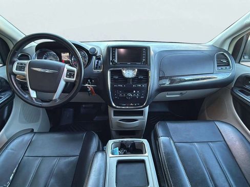 Used 2016 Chrysler Town & Country Touring image 10