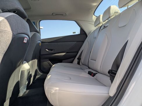 Certified 2025 Hyundai Elantra Limited FWD image 11
