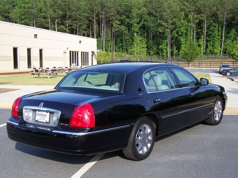 Used 2003 Lincoln Town Car Cartier L image 2