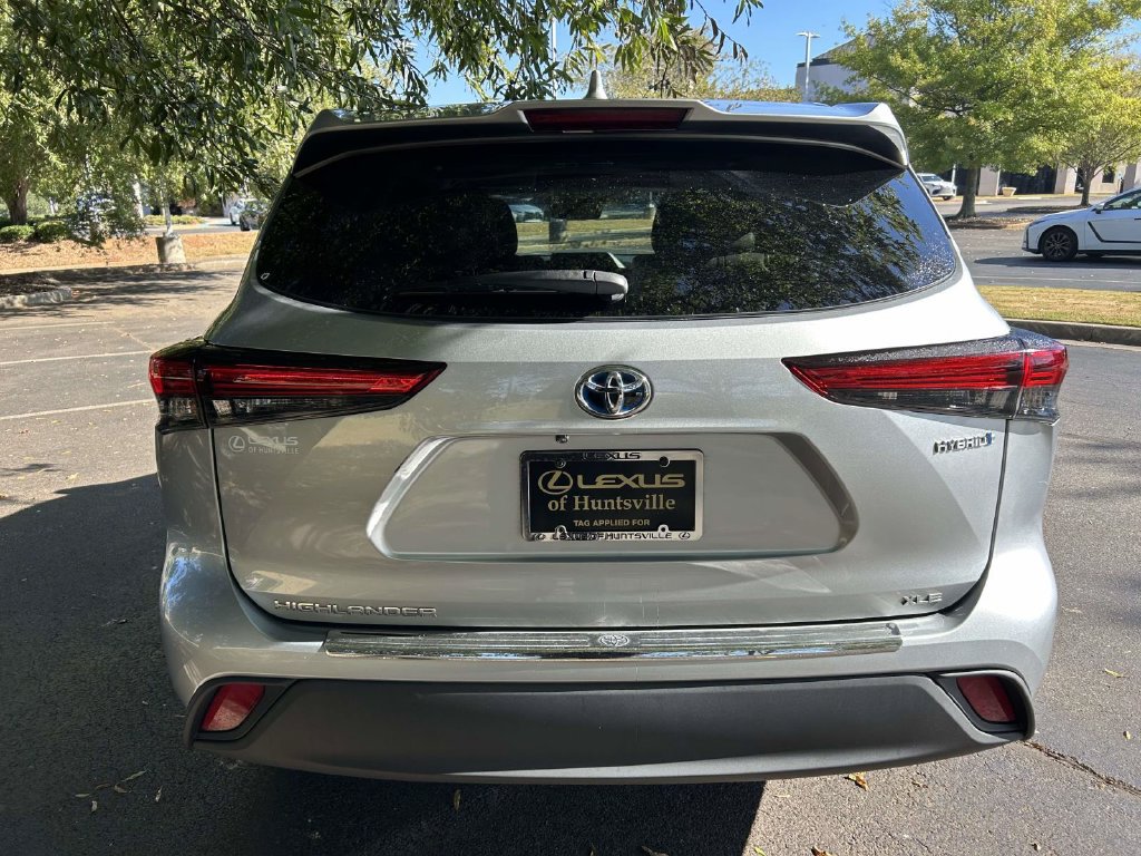 Used 2020 Toyota Highlander XLE AWD/4WD image 3