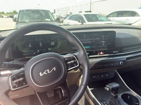 Used 2025 Kia Carnival image 14