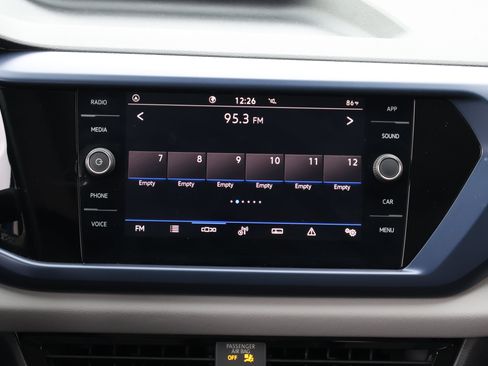 Used 2023 Volkswagen Taos SE w/ Panoramic Sunroof Package FWD image 3