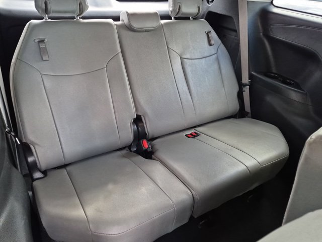 Used 2025 Toyota Sienna XLE FWD image 8