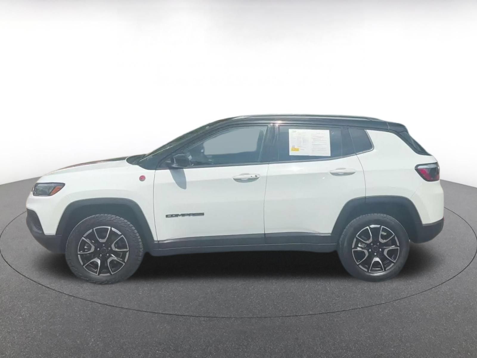 Used 2025 Jeep Compass Trailhawk AWD/4WD image 8