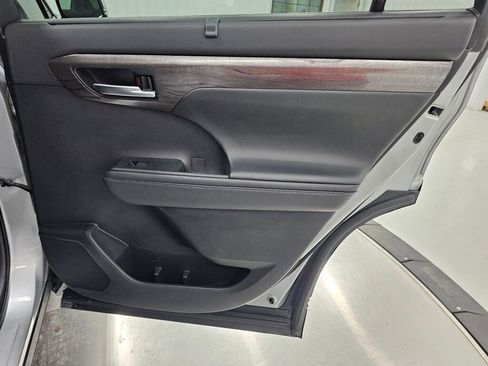 Used 2021 Toyota Highlander Limited image 36