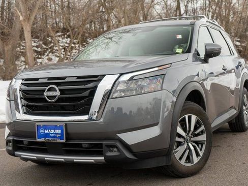 Used 2025 Nissan Pathfinder SL image 1