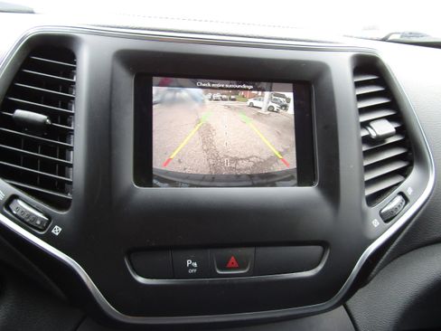 Used 2019 Jeep Cherokee Latitude Plus image 17