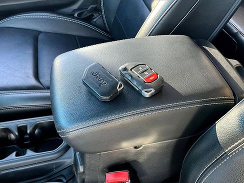 Used 2022 Jeep Wrangler Unlimited Sahara image 10