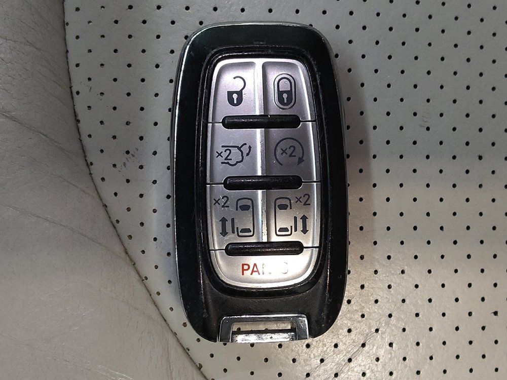 Used 2018 Chrysler Pacifica Touring-L w/ Tire & Wheel Group FWD image 32