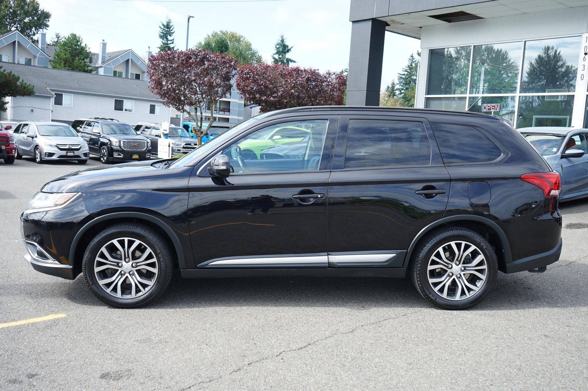 Used 2016 Mitsubishi Outlander SEL AWD/4WD image 2